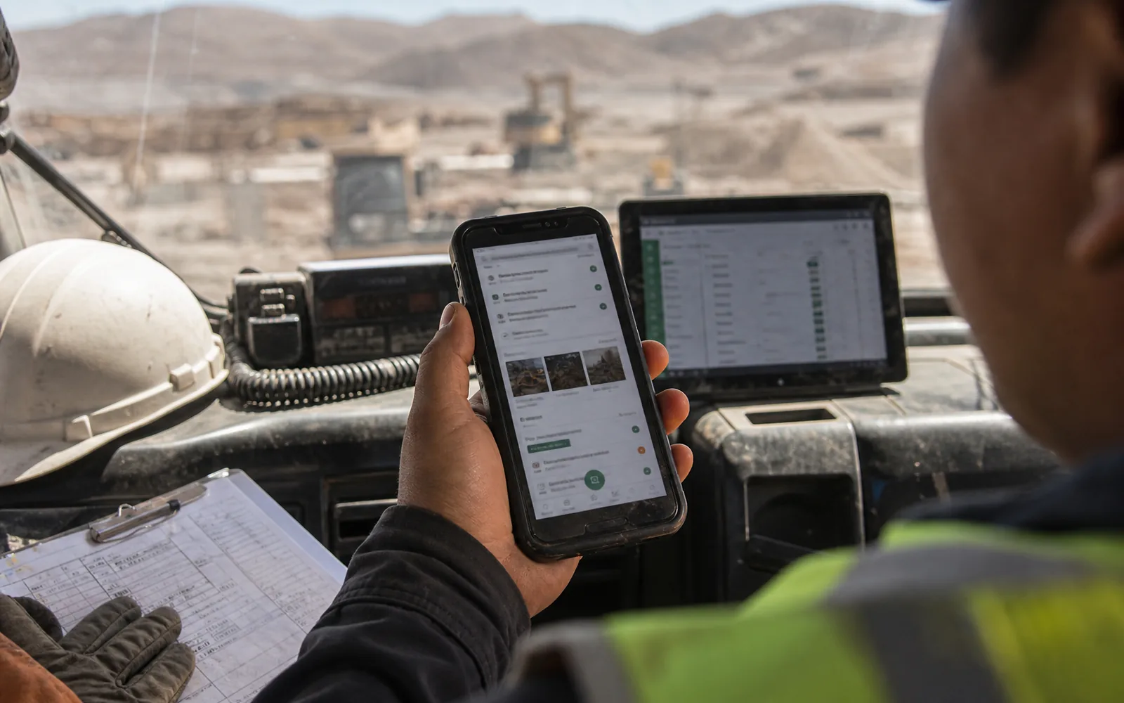 App móvil de terreno abierta en un celular en faena