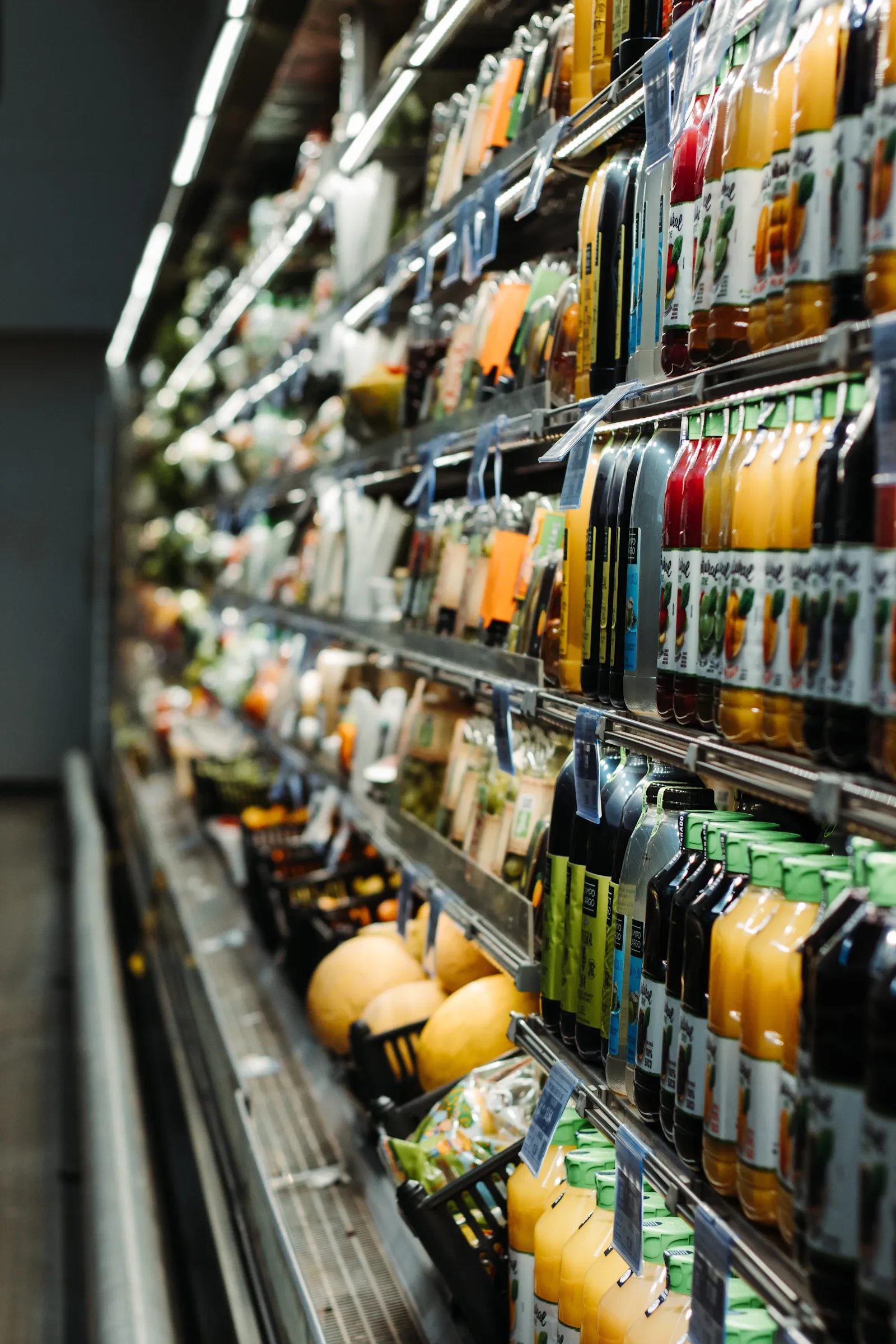 Góndolas de supermercado abastecidas de producto